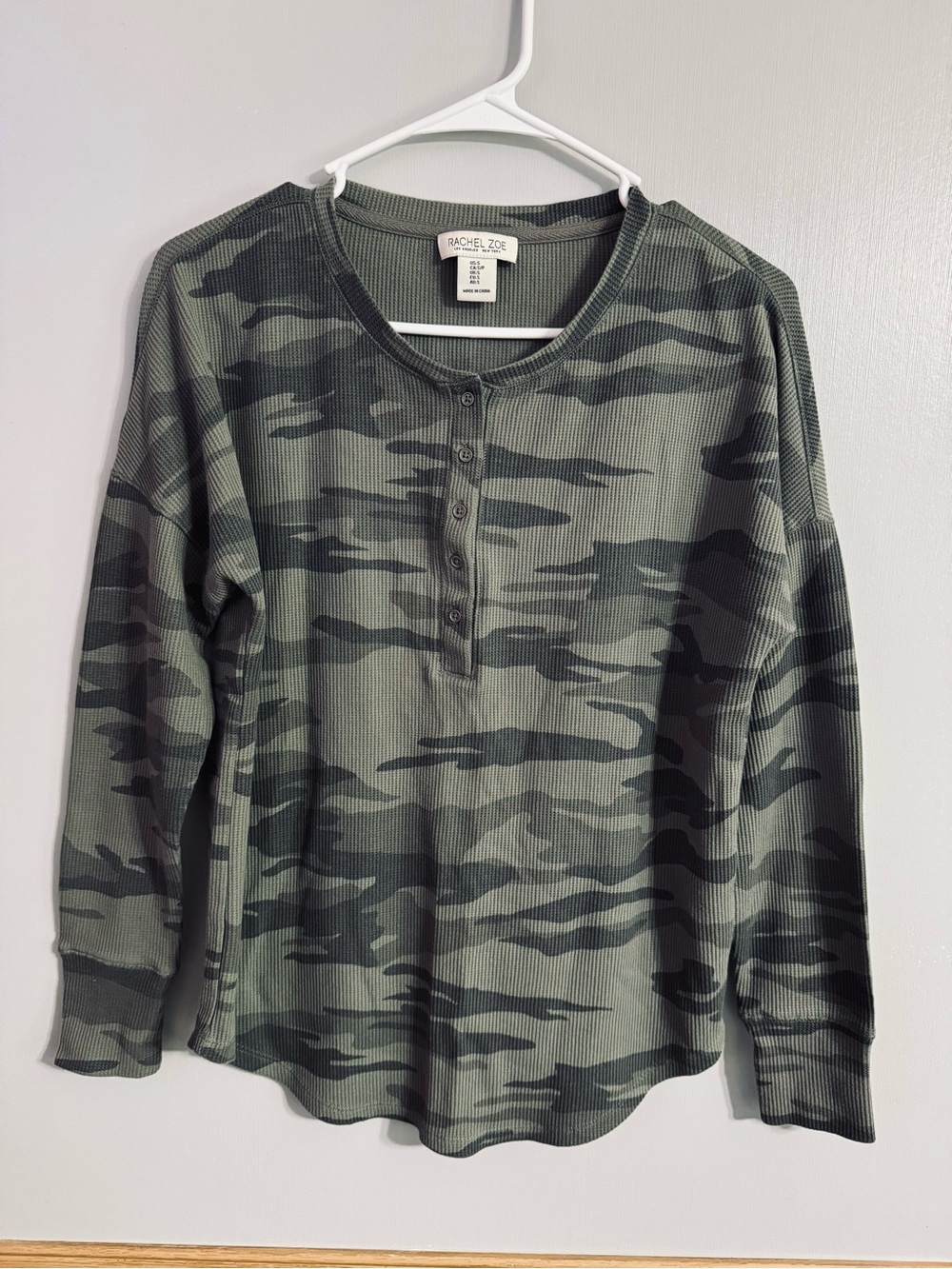 Rachel Zoe Green Camo Henley Long Sleeve Top Size Small